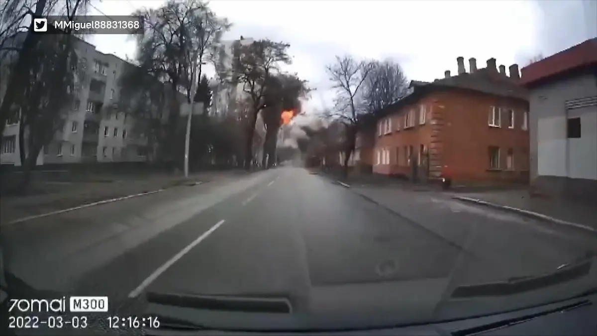 Luftangriff in Tschernihiw - Dashcam filmt Explosion Ukraine meldet viele Kriegsopfer