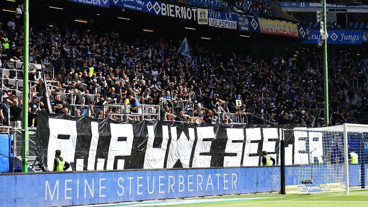 Fussball I Herren I 2.Bundesliga l Hamburger SV - F.C. Hansa Rostock I 02.Spieltag I Saison 2022-2023 I HSV I 24.07.2022 I Uwe Seeler Banner in der HSV Fan Nordkurve , Sportplatz : Volksparkstadion, Stellingen Hamburg Deutschland *** Football I Men I 2 Bundesliga l Hamburger SV F C Hansa Rostock I 02 Matchday I Season 2022 2023 I HSV I 24 07 2022 I Uwe Seeler Banner in the HSV Fan Nordkurve , Sportplatz Volksparkstadion, Stellingen Hamburg Germany
