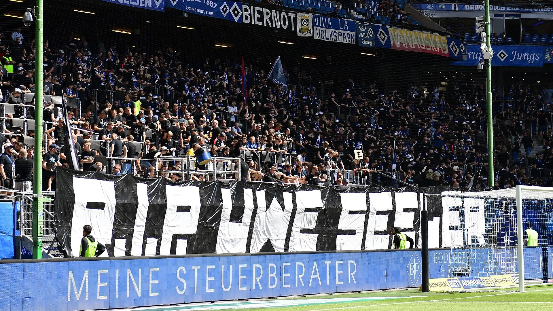  Fussball I Herren I 2.Bundesliga l Hamburger SV - F.C. Hansa Rostock I 02.Spieltag I Saison 2022-2023 I HSV I 24.07.2022 I Uwe Seeler Banner in der HSV Fan Nordkurve , Sportplatz : Volksparkstadion, Stellingen Hamburg Deutschland *** Football I Men I 2 Bundesliga l Hamburger SV F C Hansa Rostock I 02 Matchday I Season 2022 2023 I HSV I 24 07 2022 I Uwe Seeler Banner in the HSV Fan Nordkurve , Sportplatz Volksparkstadion, Stellingen Hamburg Germany