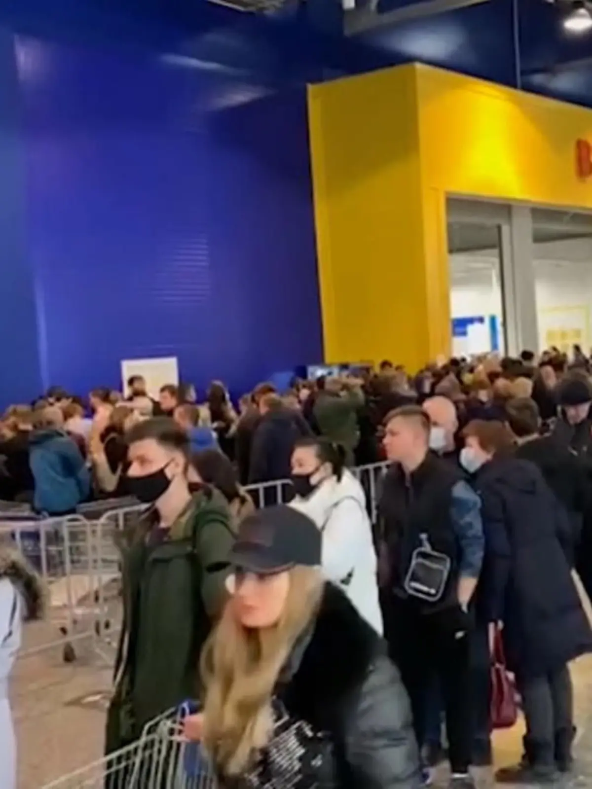 Bild zu: "Panik-Käufe bei Ikea in Moskau"