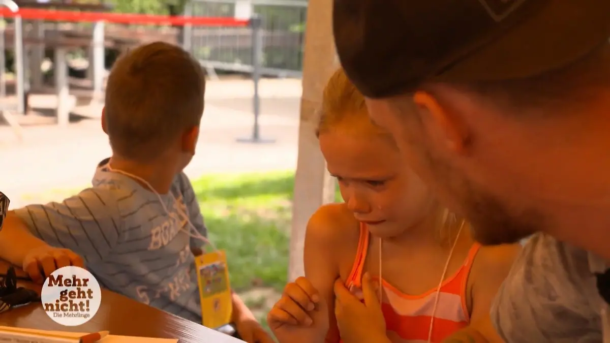 Eine Wespenattacke auf dem Spielplatz Das tut weh!