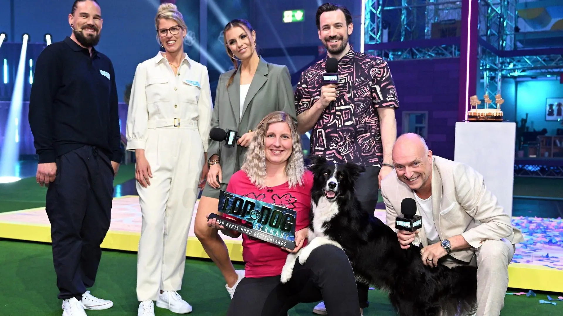 Die Sieger: Melanie Fydrich und ihr Border Collie Trouble gewinnen 25.000 . Die Moderatoren Frank Buschmann (r.), Laura Wontorra (M.) und Jan Köppen sowie Dr. Tanja Pollmüller Doc Polly und Hundesportexperte und Schiedsrichter Jan Dießner (l.) gratulieren.

Die Verwendung des sendungsbezogenen Materials ist nur mit dem Hinweis und Verlinkung auf RTL+ gestattet.
