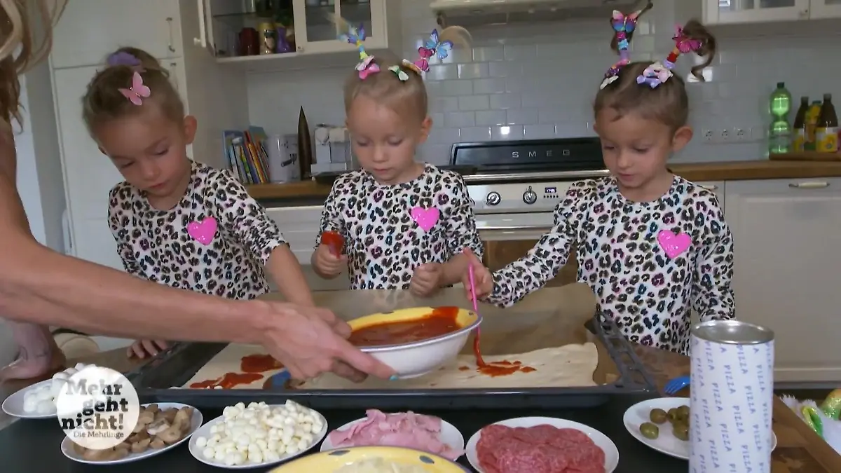 Pizzabacken bei Familie Eisenhardt Annette isst das was übrig bleibt