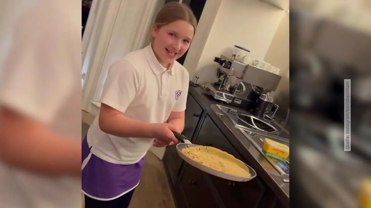 Harper zeigt Papa David, wie's richtig geht mit dem Wenden Pancake-Party bei den Beckhams