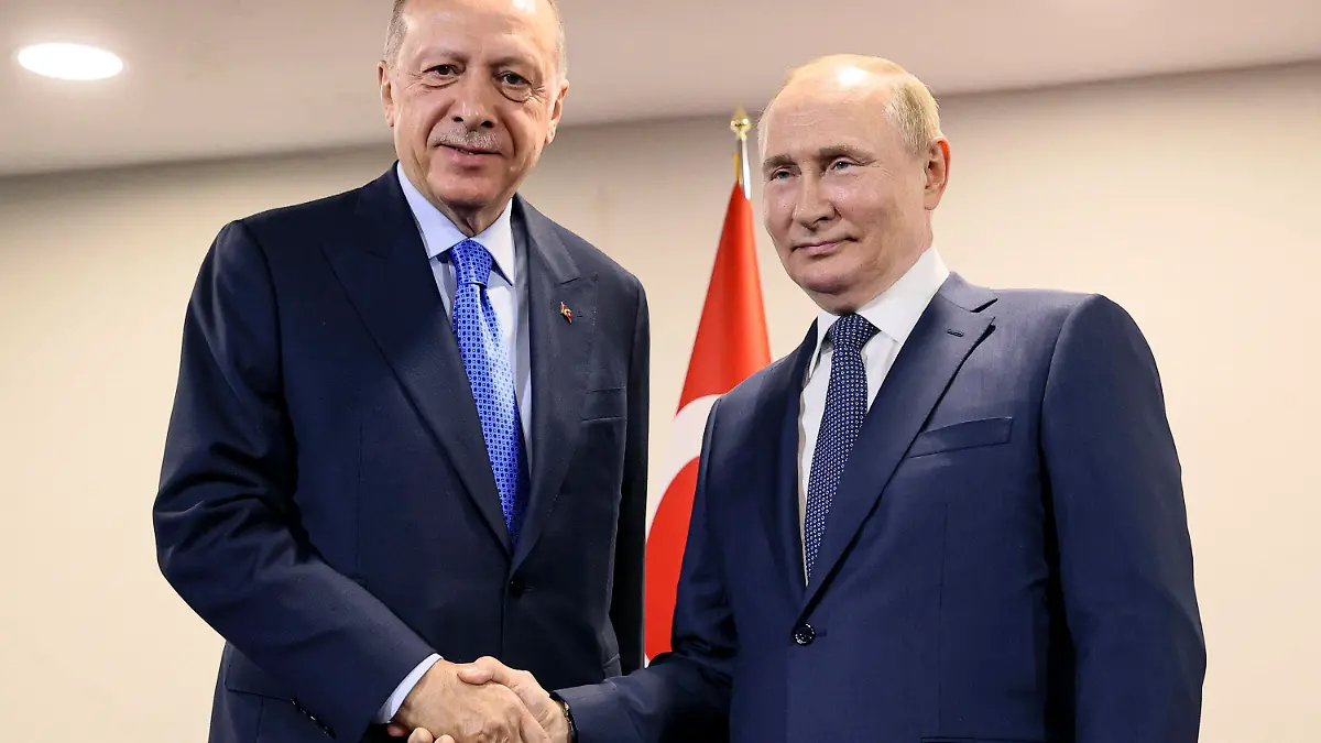 19.07.2022, Iran, Teheran: Das von der staatlichen russischen Nachrichtenagentur Sputnik über AP veröffentlichte Bild zeigt Wladimir Putin (r), Präsident von Russland, und Tayyip Erdogan, Präsident der Türkei, während ihres Treffens im Saadabad-Palast. Putin und Erdogan sind zu einem Gipfeltreffen mit ihrem iranischen Amtskollegen in Irans Hauptstadt Teheran gereist. Foto: Sergei Savostyanov/Pool Sputnik Kremlin/AP/dpa +++ dpa-Bildfunk +++