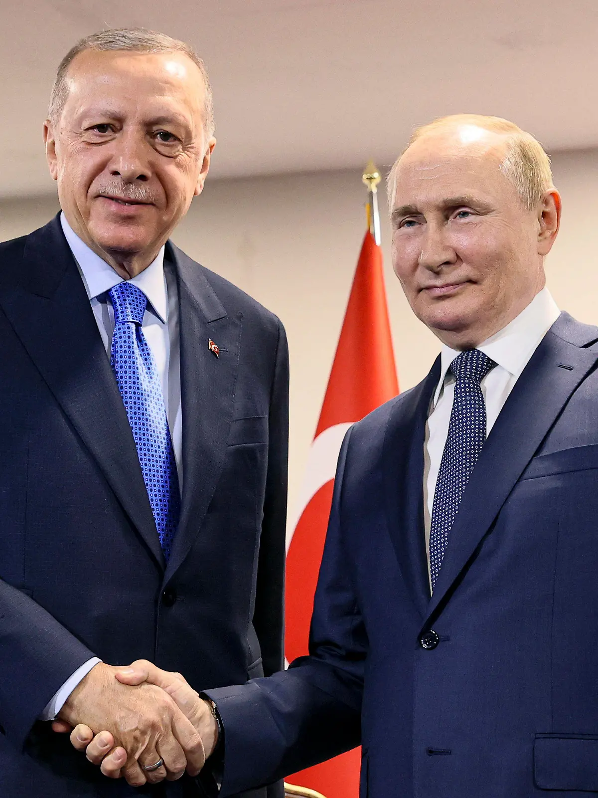 19.07.2022, Iran, Teheran: Das von der staatlichen russischen Nachrichtenagentur Sputnik über AP veröffentlichte Bild zeigt Wladimir Putin (r), Präsident von Russland, und Tayyip Erdogan, Präsident der Türkei, während ihres Treffens im Saadabad-Palast. Putin und Erdogan sind zu einem Gipfeltreffen mit ihrem iranischen Amtskollegen in Irans Hauptstadt Teheran gereist. Foto: Sergei Savostyanov/Pool Sputnik Kremlin/AP/dpa +++ dpa-Bildfunk +++