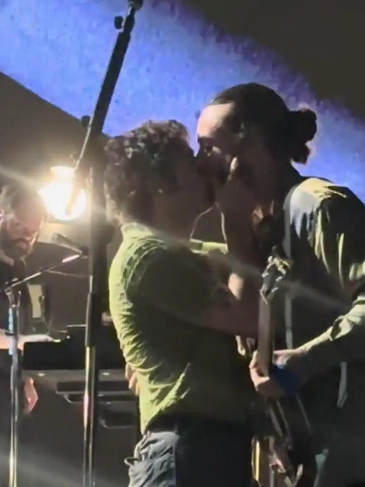 Sänger Matty Healy von der britischen Band "The 1975" wollte auf der Bühne des "Good Vibe"-Festivals in Kuala Lumpur ein Exempel statuieren. Der Sänger küsst seinen Bassisten in einem Land, in dem Homosexualität noch immer unter Strafe steht. Trotz des mutigen Auftritts wird das Festival leider kurze Zeit später abgesagt.