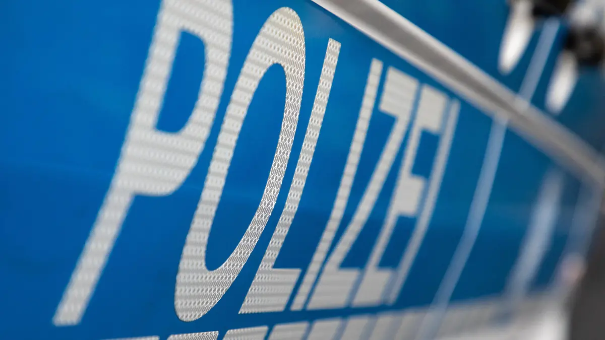 Polizeiwagen Berlin, 09.11.2020: Schriftzug eines Polizeiwagens in Nahaufnahme bei Tag. Berlin Deutschland *** Police car Berlin, 09 11 2020 lettering of a police car in close-up by day Berlin Germany
