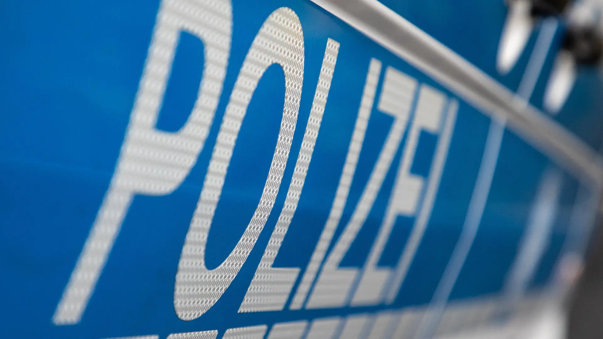  Polizeiwagen Berlin, 09.11.2020: Schriftzug eines Polizeiwagens in Nahaufnahme bei Tag. Berlin Deutschland *** Police car Berlin, 09 11 2020 lettering of a police car in close-up by day Berlin Germany