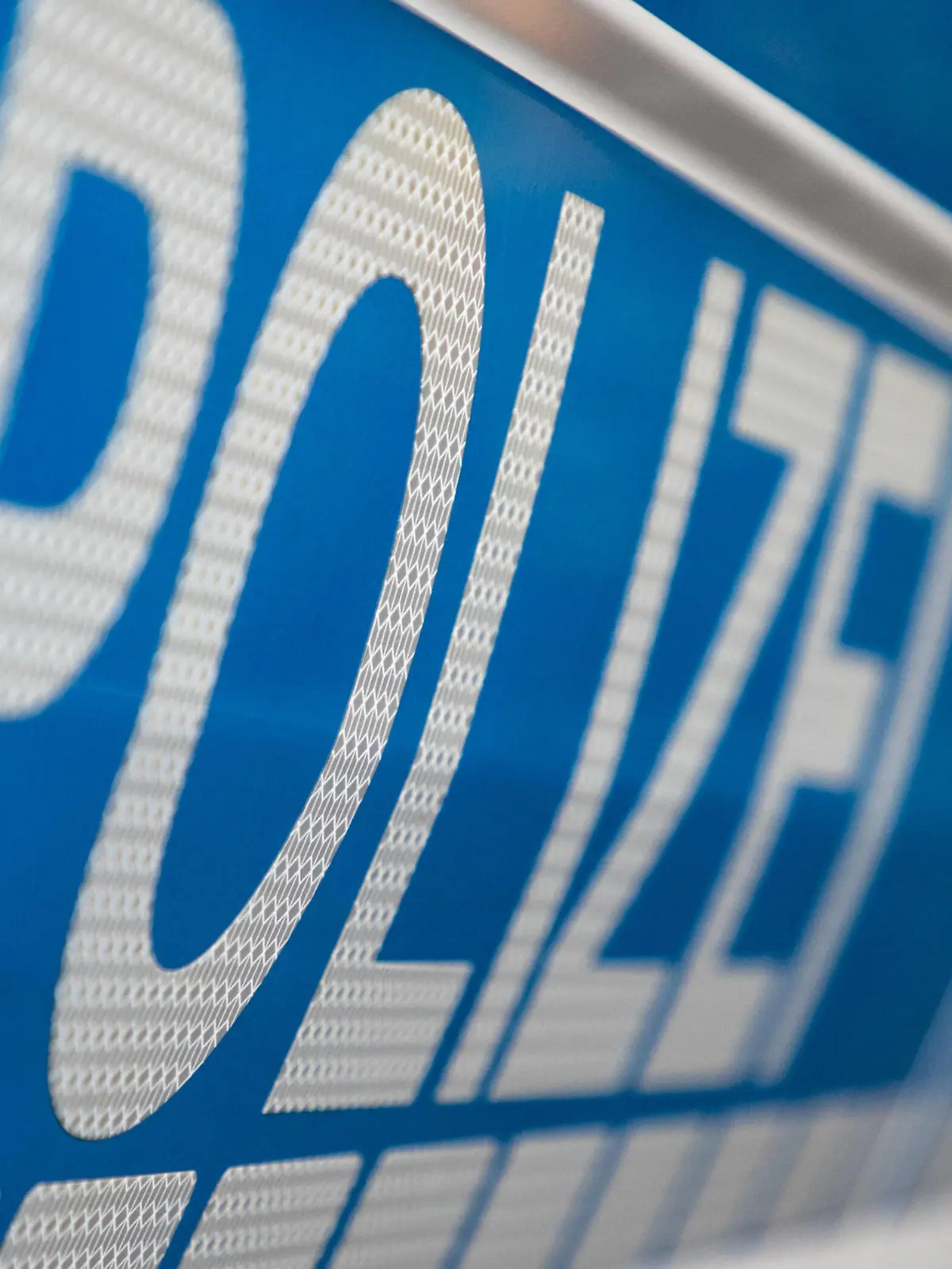  Polizeiwagen Berlin, 09.11.2020: Schriftzug eines Polizeiwagens in Nahaufnahme bei Tag. Berlin Deutschland *** Police car Berlin, 09 11 2020 lettering of a police car in close-up by day Berlin Germany