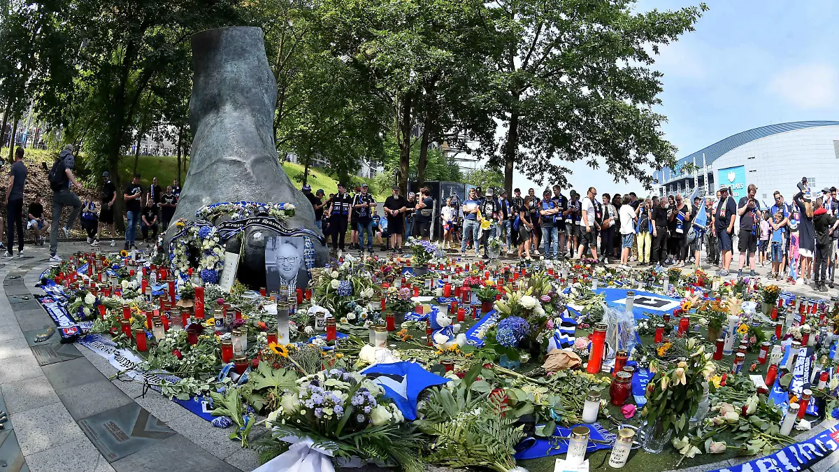 xmtx - Fußball - 2. Bundesliga - 02. Spieltag Hamburger SV - FC Hansa Rostock am 24.07.2022 im Volksparkstadion in Hamburg. Hamburger Fans legen Blumen und Kränze am Fuss von Uwe Seiler nieder. *** xmtx soccer 2 Bundesliga 02 match day Hamburger SV FC Hansa Rostock on 24 07 2022 at Volksparkstadion in Hamburg Hamburg fans lay flowers and wreaths at the foot of Uwe Seiler MT