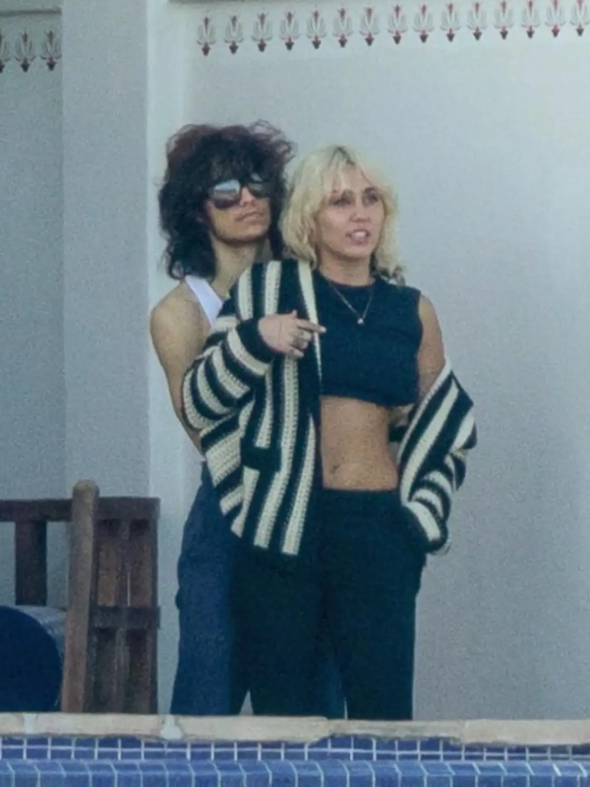 Bild zu: "Miley Cyrus & Maxx knutschen im Urlaub"