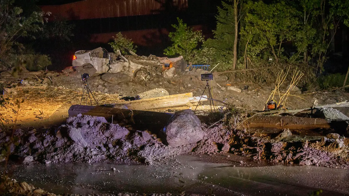 ID 624 Die Lage im Stubaital ist weiterhin dramatisch. Gegen Mitternacht gelangen weitere Informationen an die Rettungskräfte. Bei dem Murenabgang mit verschüttetem Fahrzeug wurde laut Aussagen des verletzten Beifahrers ein weiteres Fahrzeug, VW Tiguan, mitgerissen. Das Fahrzeug ist aktuell nicht auffindbar. Zahlreiche Menschen sind in Ortschaften in Not, stecken fest. Ganze Ortschaften sind von der Außenwelt abgeschnitten, ohne Strom und Internet. Insgesamt wurden auf der L 183: zwei Brücken komplett weggerissen, eine Brücke schwer beschädigt. Ab der Industriezone Fulmpes ist kein weiteres Tal in Richtung Talinnerem mehr erreichbar. Monika Müller Leiter Rettungsdienst schildert die Ereignisse. Katastrophale Unwetter zogen am A 
