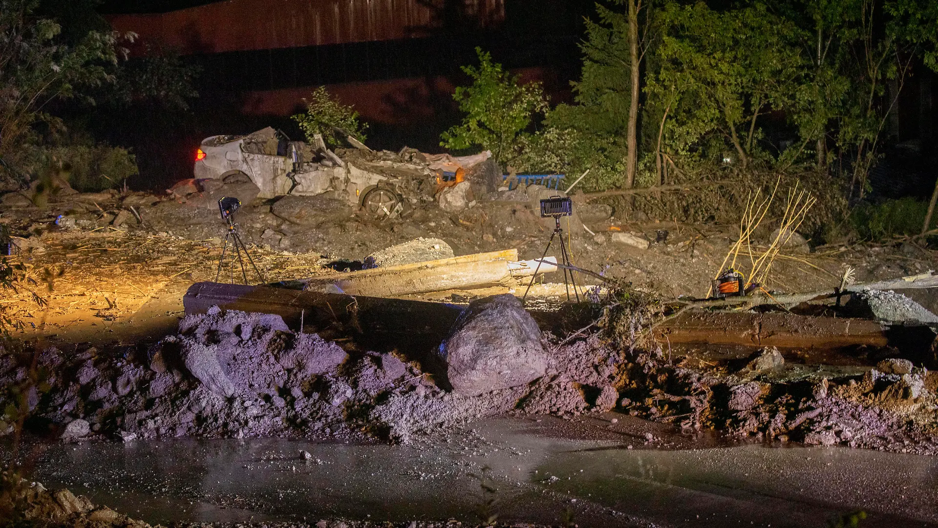ID 624 Die Lage im Stubaital ist weiterhin dramatisch. Gegen Mitternacht gelangen weitere Informationen an die Rettungskräfte. Bei dem Murenabgang mit verschüttetem Fahrzeug wurde laut Aussagen des verletzten Beifahrers ein weiteres Fahrzeug, VW Tiguan, mitgerissen. Das Fahrzeug ist aktuell nicht auffindbar. Zahlreiche Menschen sind in Ortschaften in Not, stecken fest. Ganze Ortschaften sind von der Außenwelt abgeschnitten, ohne Strom und Internet. Insgesamt wurden auf der L 183: zwei Brücken komplett weggerissen, eine Brücke schwer beschädigt. Ab der Industriezone Fulmpes ist kein weiteres Tal in Richtung Talinnerem mehr erreichbar. Monika Müller Leiter Rettungsdienst schildert die Ereignisse. Katastrophale Unwetter zogen am A