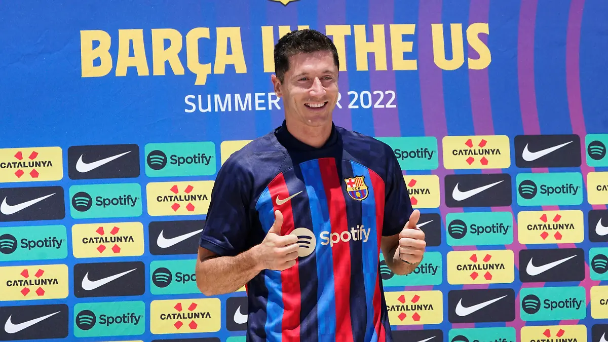 dpatopbilder - 20.07.2022, USA, Fort Lauderdale: Robert Lewandowski, Fußballprofi aus Polen, trägt sein neues Fußballtrikot des FC Barcelona. Der Transfer von Robert Lewandowski hat beim FC Barcelona zu einem ungewöhnlichem Problem geführt. Wegen der große Nachfrage nach Trikots mit dem Namen des vom FC Bayern München verpflichteten Weltfußballers kommen die Fanshops mit den Bestellungen nicht nach. Lewandowski war erst vor wenigen Tagen nach wochelangem Hin und Her vom FC Bayern freigegeben worden. Foto: Marta Lavandier/AP/dpa +++ dpa-Bildfunk +++
