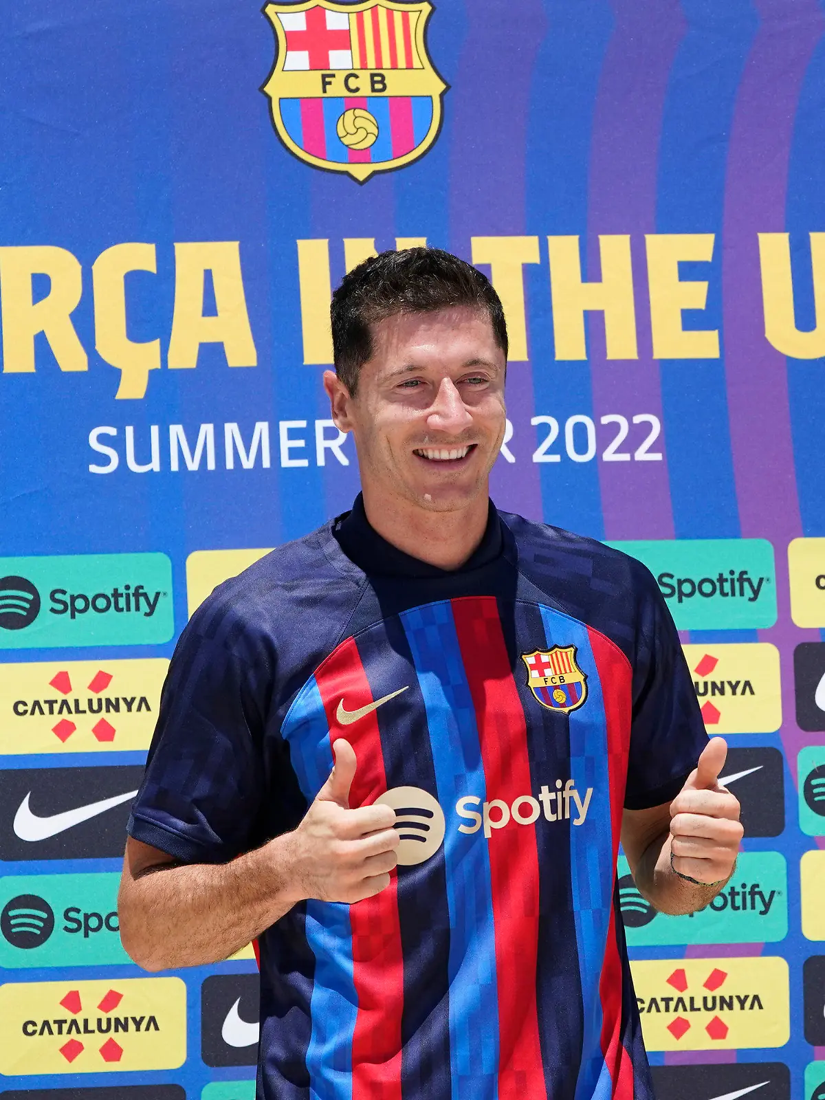 dpatopbilder - 20.07.2022, USA, Fort Lauderdale: Robert Lewandowski, Fußballprofi aus Polen, trägt sein neues Fußballtrikot des FC Barcelona. Der Transfer von Robert Lewandowski hat beim FC Barcelona zu einem ungewöhnlichem Problem geführt. Wegen der große Nachfrage nach Trikots mit dem Namen des vom FC Bayern München verpflichteten Weltfußballers kommen die Fanshops mit den Bestellungen nicht nach. Lewandowski war erst vor wenigen Tagen nach wochelangem Hin und Her vom FC Bayern freigegeben worden. Foto: Marta Lavandier/AP/dpa +++ dpa-Bildfunk +++