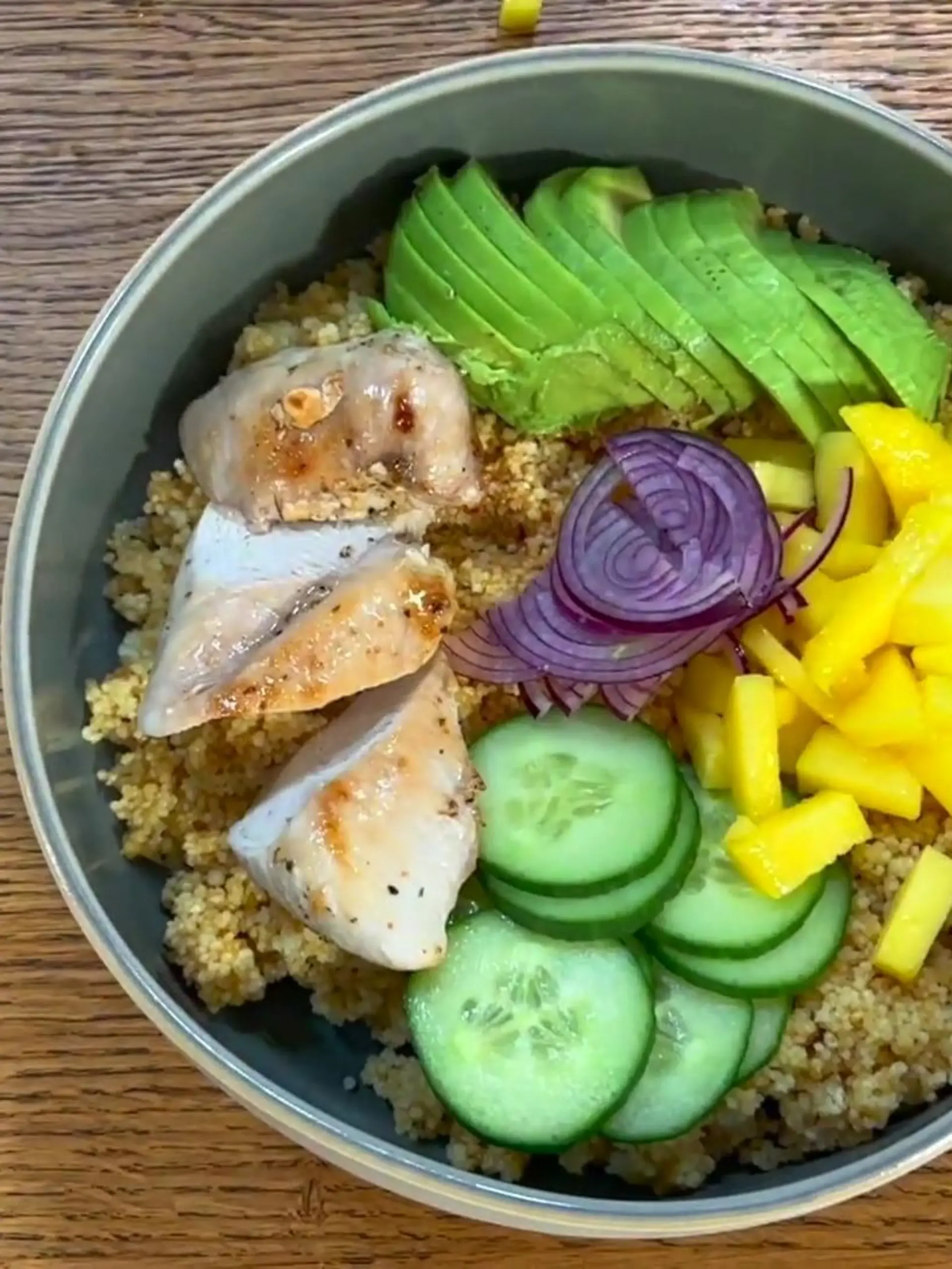 Frische Zutaten, lockerer Couscous und Farben, die Appetit machen: Die bunte Bowl von Steffen Henssler ist nicht nur optisch ein Highlight, sondern auch geschmacklich!