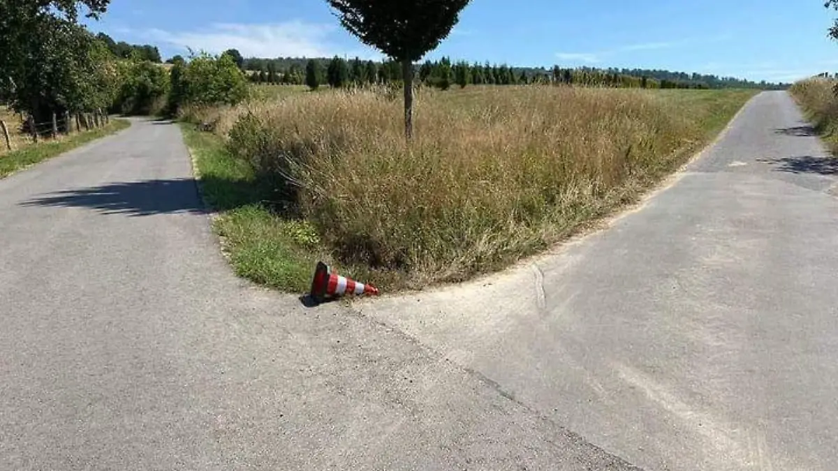 Deutschlands Feuerwehren gehen mit Fotos von umgekippten Leitkegeln viral