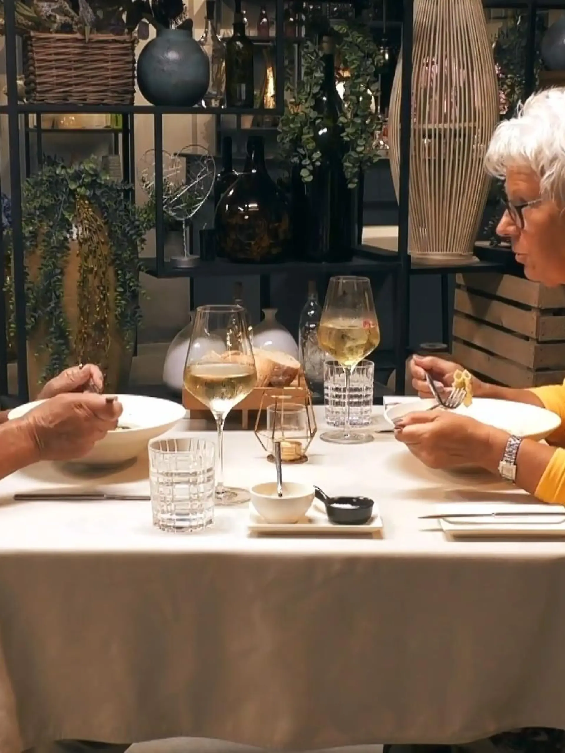 Bild zu: "Eigentlich läuft das Date zwischen den beiden Rentern Gabi und Walter ganz gut"