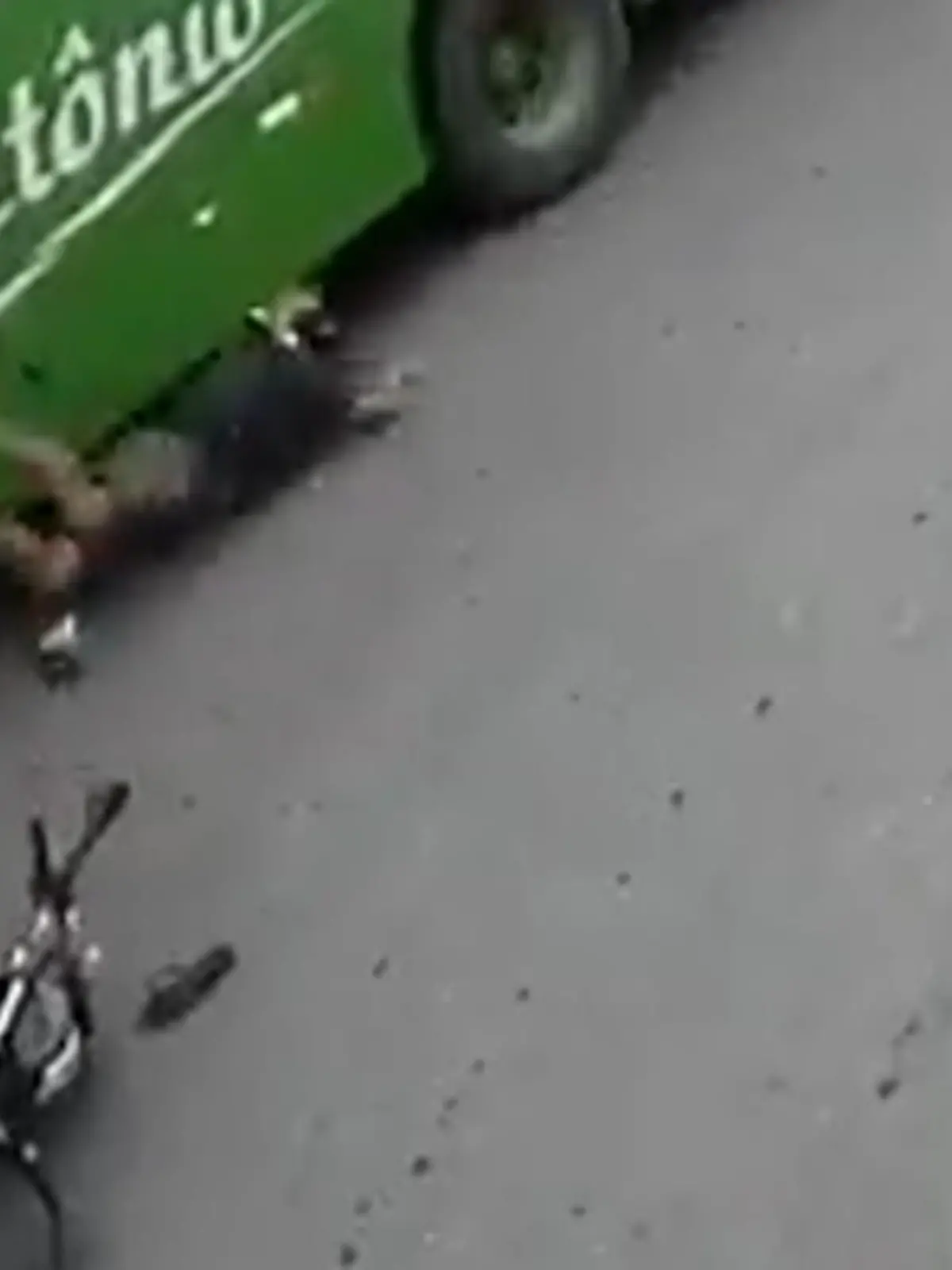 Nach einer Vollbremsung landet ein Motorradfahrer unter einem Bus, sein Kopf wird vom Reifen des Busses erwischt - doch dank seinem Helm überlebt er.