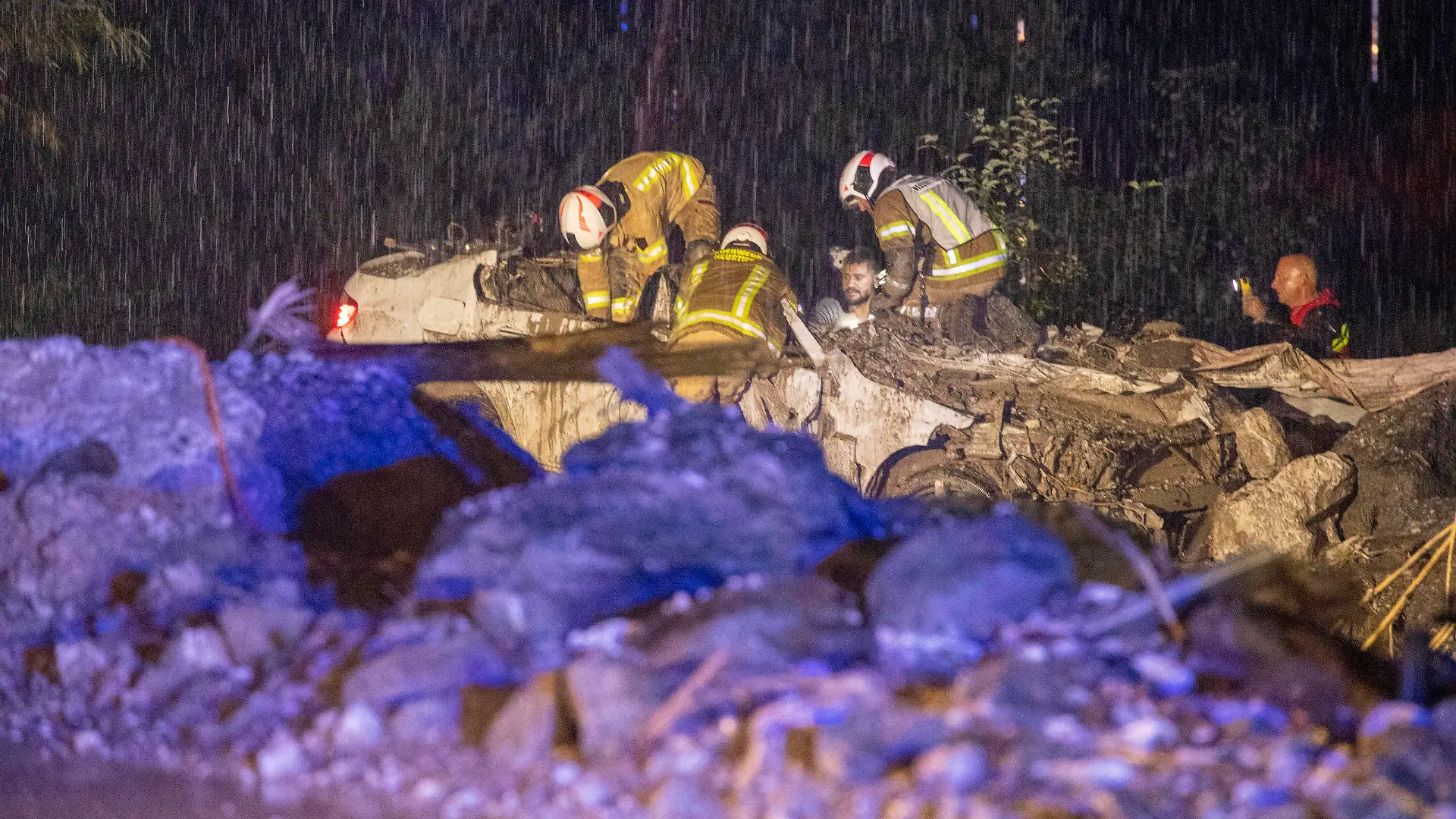 ID 624 Katastrophale Unwetter im Stubaital Katastrophale Unwetter zogen am Abend über Tirol hinweg. Besonders dramatisch war die Lage bei Neustift im Stubaital. In Höhe der Ortschaft Medraz auf der L 183 gingen gleich mehrere Muren ab. In Höhe der Industriezone A spielten sich am Abend dramatische Situationen ab. Eine Mure riss eine Brücke fast ab, erfasste ein PKW. Das Fahrzeug wurde mehrere Meter mitgerissen und von einer Mure verschüttet. Die Feuerwehr aus der Umgebung waren im Großeinsatz. Es galt die Mure vom Fahrzeug zu entfernen und mit hydraulischem Gerät die Insassen zu befreien. Der Lenker des Fahrzeuges musste reanimiert werden. Selbst die Notärztin versank im Schlamm, gelangte kaum zu den Patienten. Erst nach einer Stu