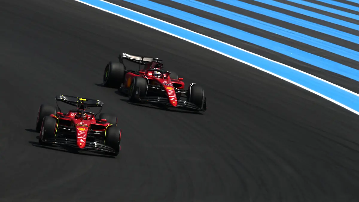 LE CASTELLET, FRANCE - JULY 23: Carlos Sainz of Spain driving (55) the Ferrari F1-75 leads Charles Leclerc of Monaco driving the (16) Ferrari F1-75 during final practice ahead of the F1 Grand Prix of France at Circuit Paul Ricard on July 23, 2022 in Le Castellet, France. (Photo by Dan Mullan/Getty Images)