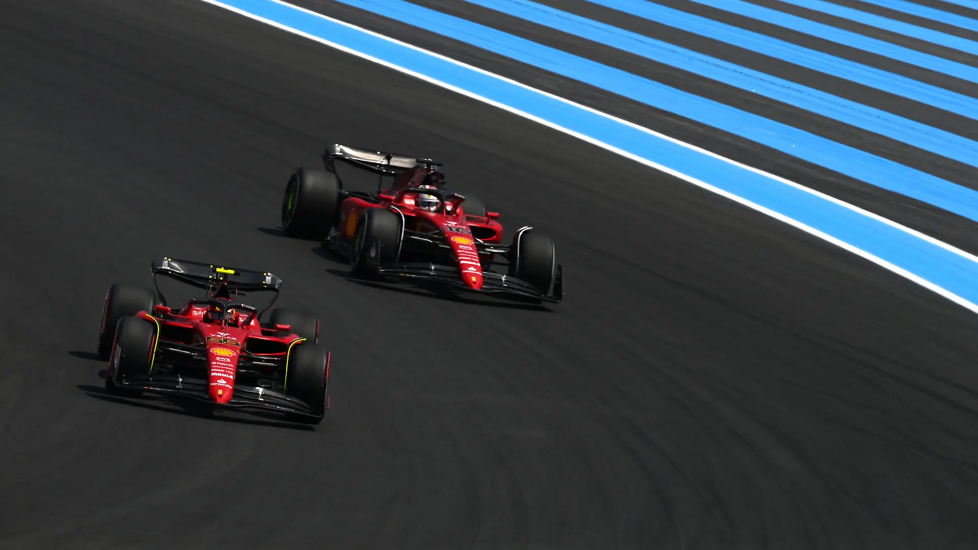 LE CASTELLET, FRANCE - JULY 23: Carlos Sainz of Spain driving (55) the Ferrari F1-75 leads Charles Leclerc of Monaco driving the (16) Ferrari F1-75 during final practice ahead of the F1 Grand Prix of France at Circuit Paul Ricard on July 23, 2022 in Le Castellet, France. (Photo by Dan Mullan/Getty Images)
