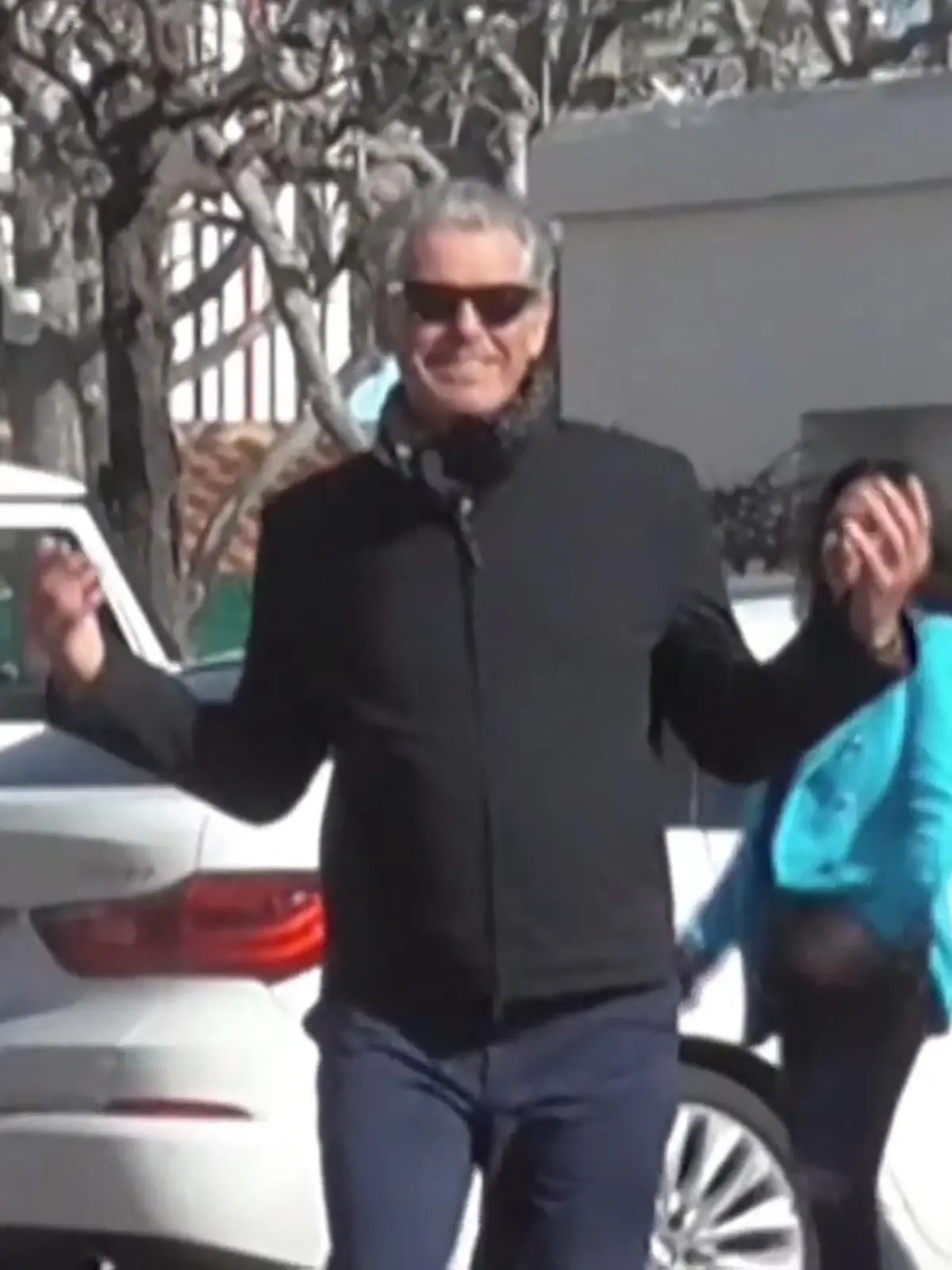 Bild zu: "Pierce Brosnan beehrt Fans mit Selfies"
