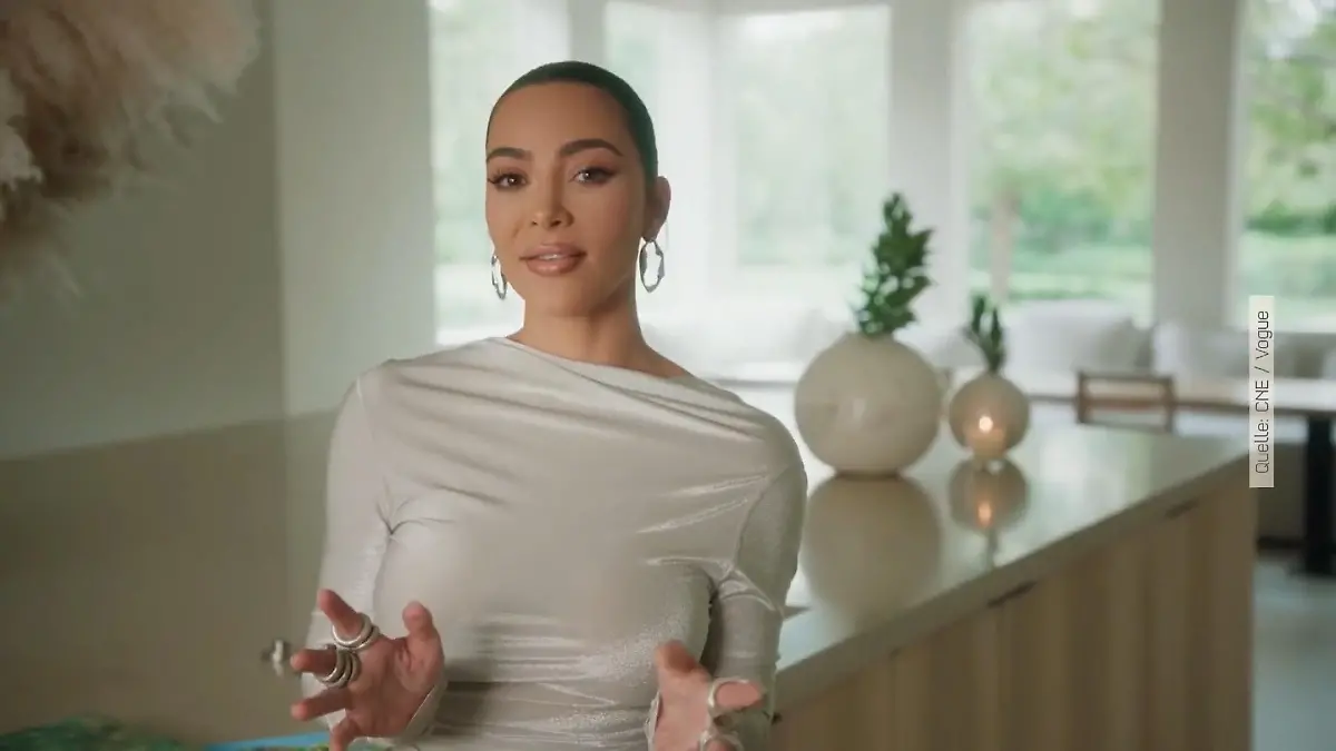 Kim Kardashian zeigt ihre Villa Einblicke in cremefarbenes Reich