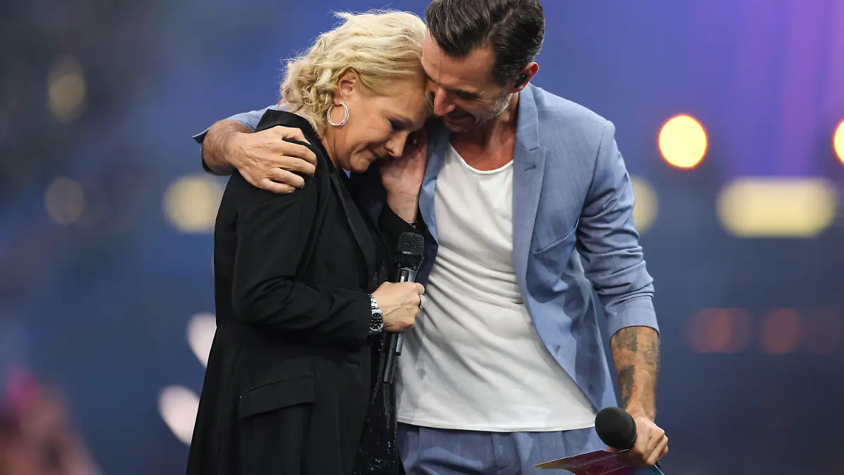 23.07.2022, Sachsen, Leipzig: "Das große Schlagercomeback" - Live-Show aus Leipzig - Das Erste. Moderator Florian Silbereisen und Schlagersängerin Nicole auf der Bühne. Foto: Jan Woitas/dpa +++ dpa-Bildfunk +++