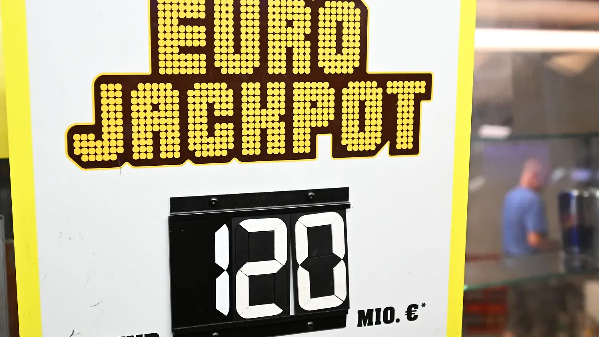 21.07.2022, Baden-Württemberg, Stuttgart: Eine Werbetafel für das Glücksspiel Euro Jackpot steht an einer Annahmestelle. Erstmals geht es beim Eurojackpot um 120 Millionen Euro. Foto: Bernd Weißbrod/dpa +++ dpa-Bildfunk +++