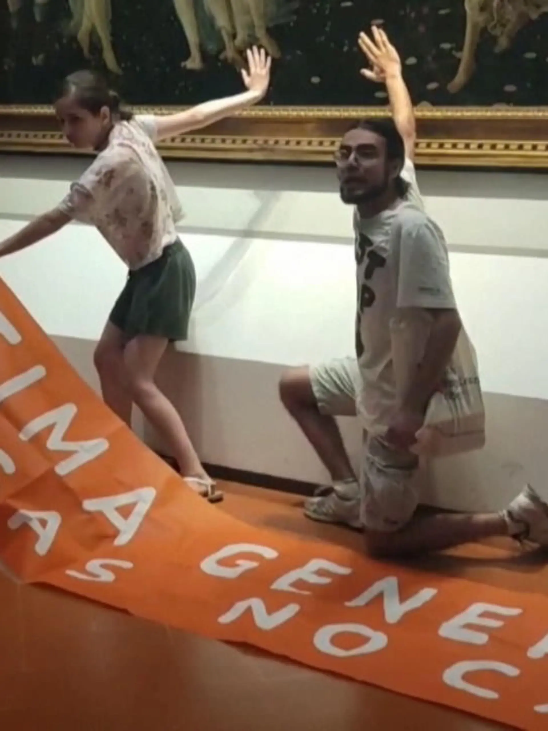 Klima-Protest mit Festkleben - nichts Neues soweit. Doch was diese Aktivisten nicht bedacht haben: Mit einer Hand ist es gar nicht mehr so leicht, das Banner mit ihrer Forderung auszurollen.