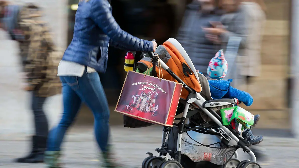 Baby bei Kollision vom Kinderwagen mit einem Auto verletzt (Symbolfoto)