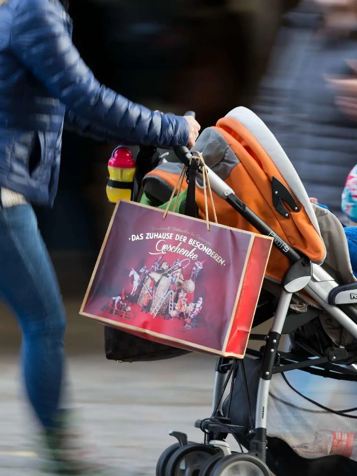 Baby bei Kollision vom Kinderwagen mit einem Auto verletzt (Symbolfoto)
