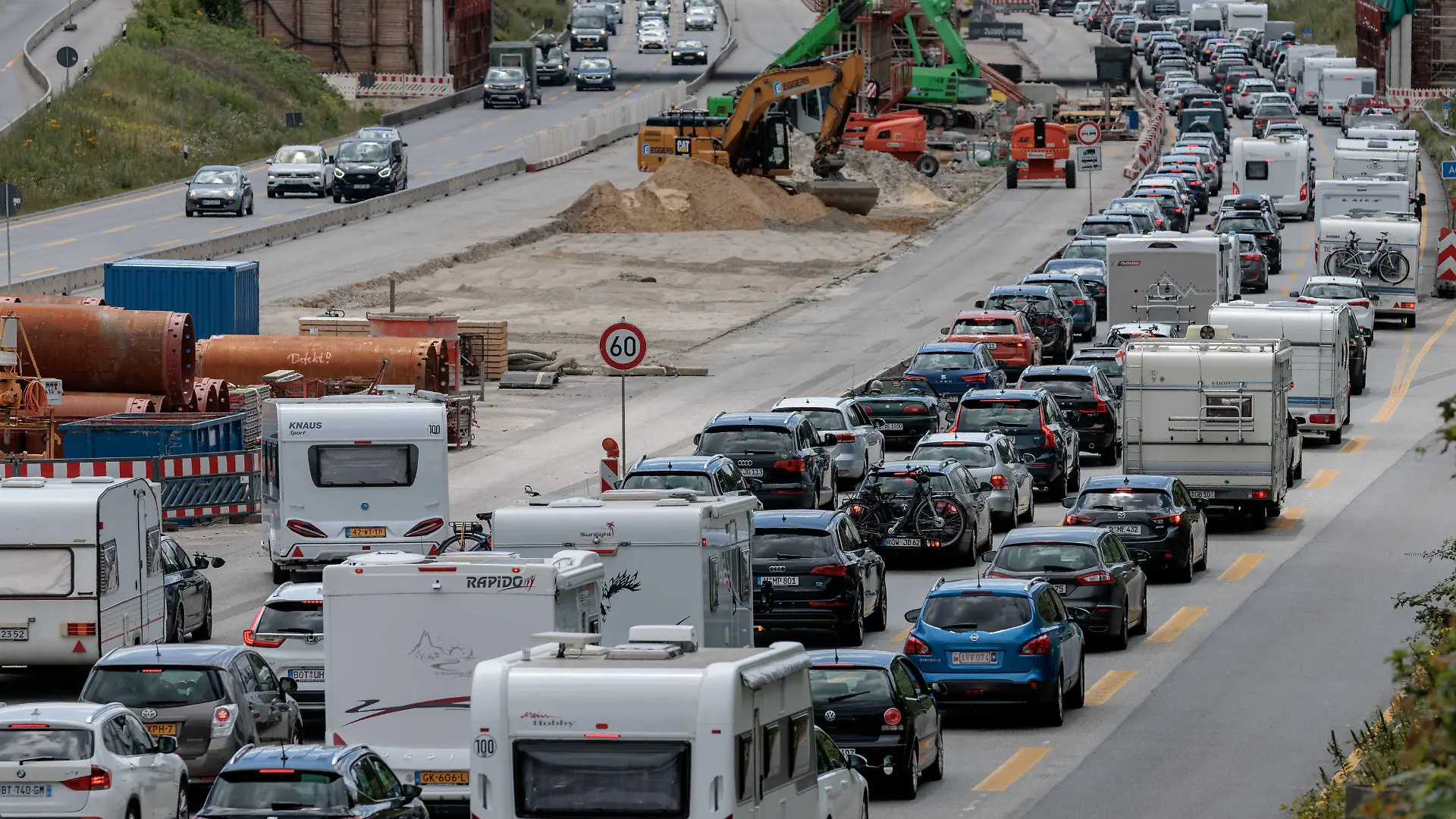 ARCHIV - 10.07.2022, Hamburg: Autos stauen sich auf der Autobahn A7 Richtung Süden Höhe Bahrenfeld vor dem Elbtunnel. An diesem Wochenende erwartet der ADAC den Höhepunkt der Reisewelle in Norddeutschland und vor allem auf den Straßen in Richtung Nord- und Ostsee Behinderungen. (zu dpa «Reisewelle erreicht Höhepunkt - Staugefahr in Hamburg und bei Lübeck») Foto: Markus Scholz/dpa +++ dpa-Bildfunk +++
