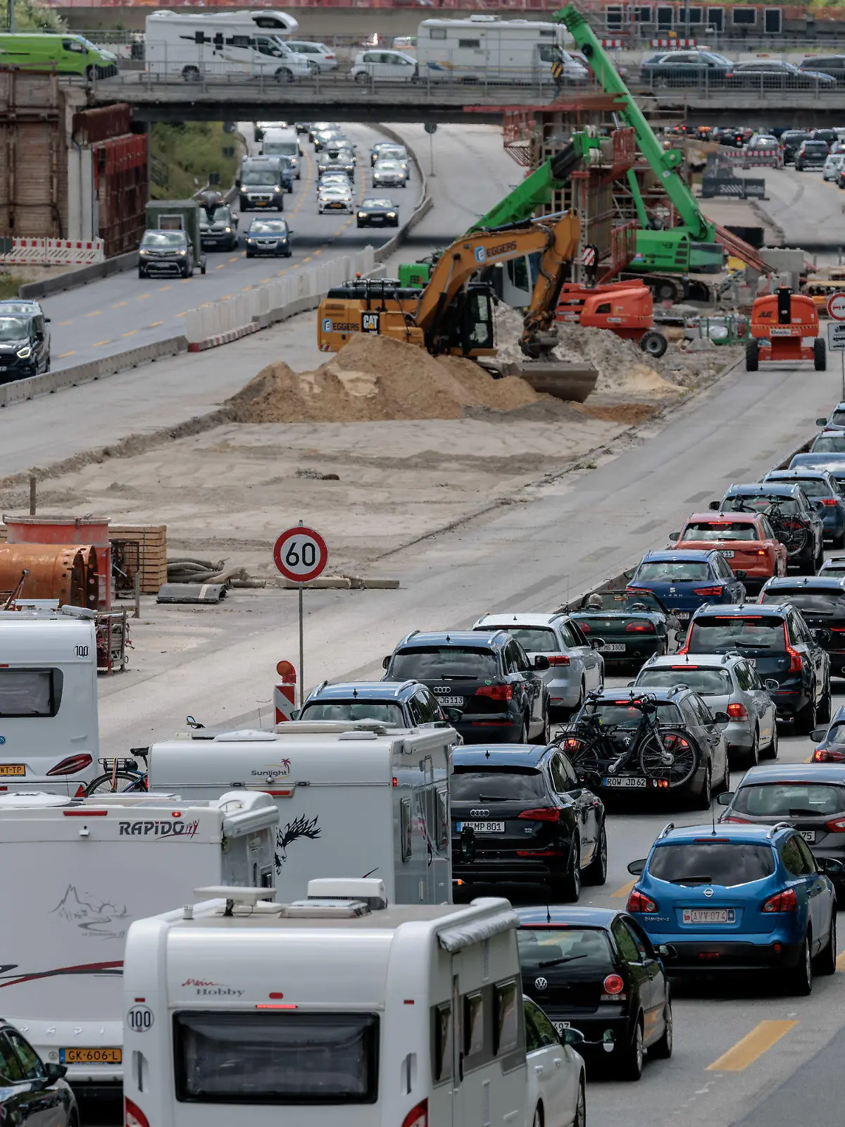 ARCHIV - 10.07.2022, Hamburg: Autos stauen sich auf der Autobahn A7 Richtung Süden Höhe Bahrenfeld vor dem Elbtunnel. An diesem Wochenende erwartet der ADAC den Höhepunkt der Reisewelle in Norddeutschland und vor allem auf den Straßen in Richtung Nord- und Ostsee Behinderungen. (zu dpa «Reisewelle erreicht Höhepunkt - Staugefahr in Hamburg und bei Lübeck») Foto: Markus Scholz/dpa +++ dpa-Bildfunk +++