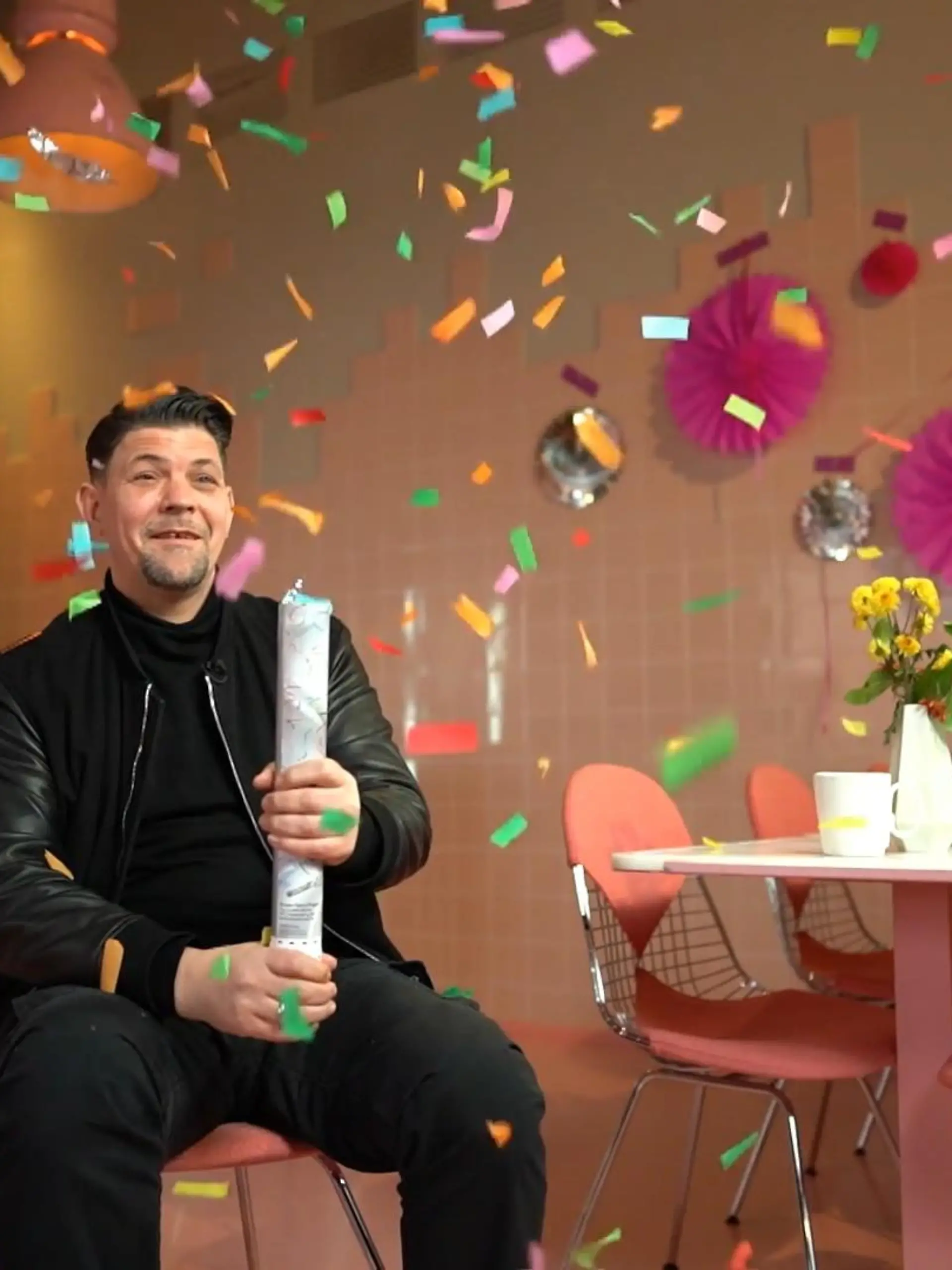 Bild zu: "Gute Laune bei Tim Mälzer. Das ist bei „Kitchen Impossible“ nicht immer so."