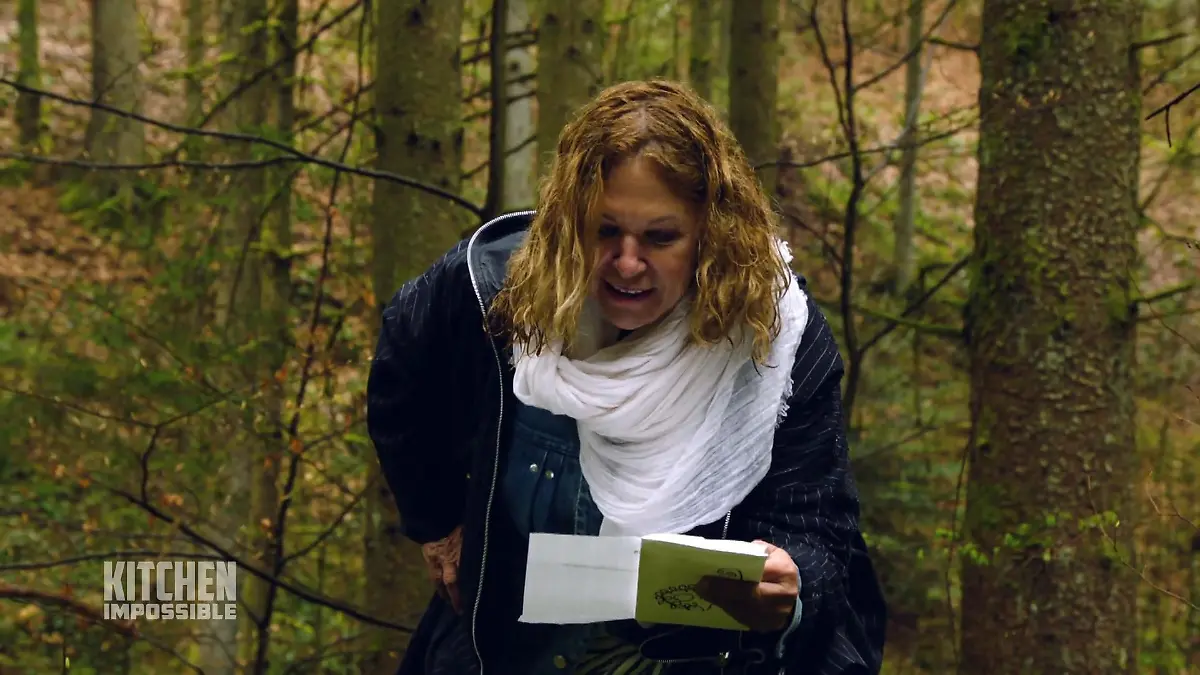 Haya Molcho geht Tim Mälzer auf den (Sch)Leim! Schneckenjagd bei "Kitchen Impossible"