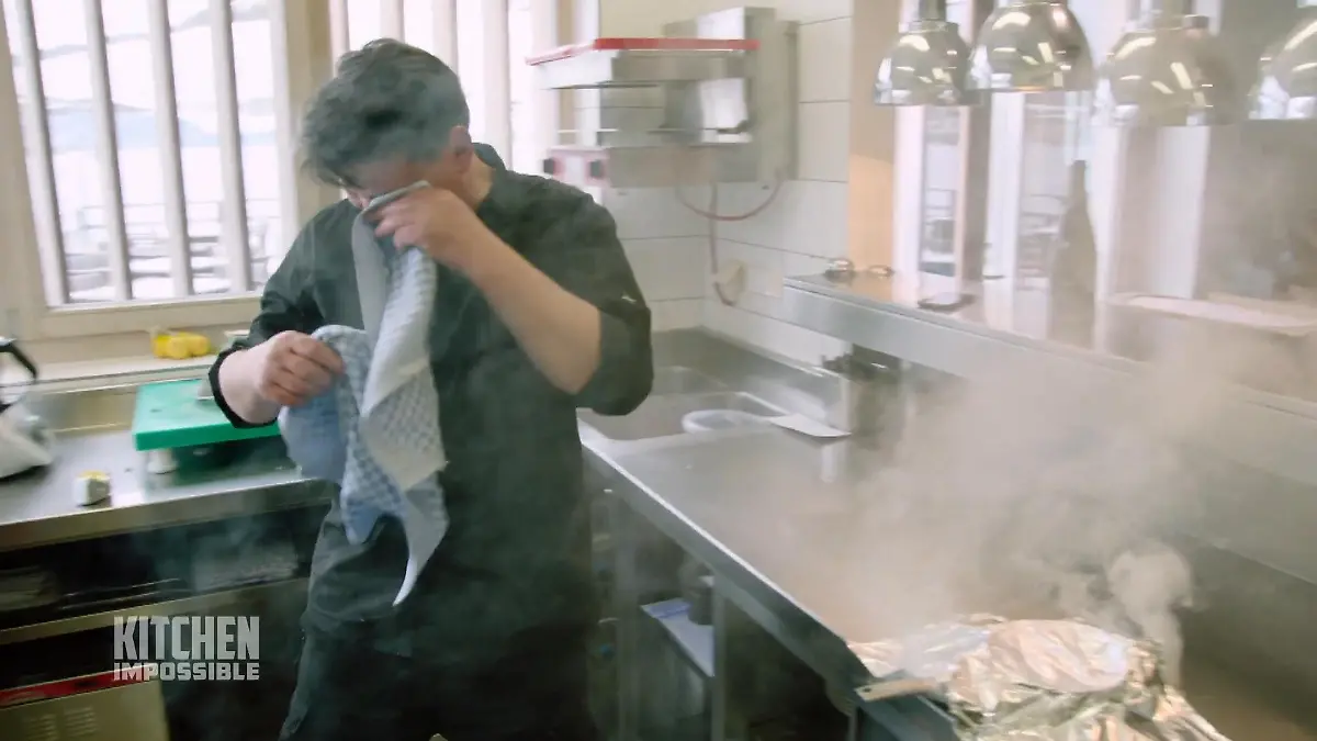 Tim Mälzer räuchert die ganze Bude voll! Die ganze Küche qualmt