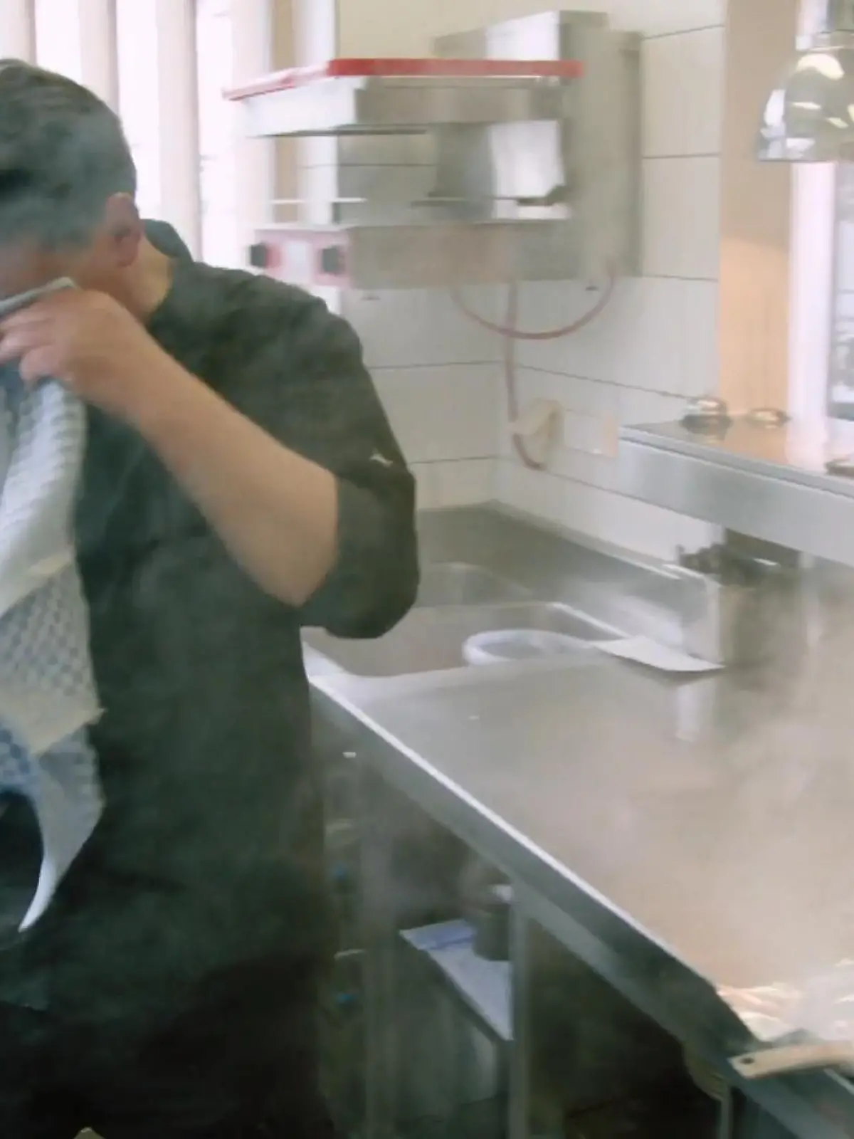 Bild zu: "Tim Mälzer räuchert die ganze Bude voll!"