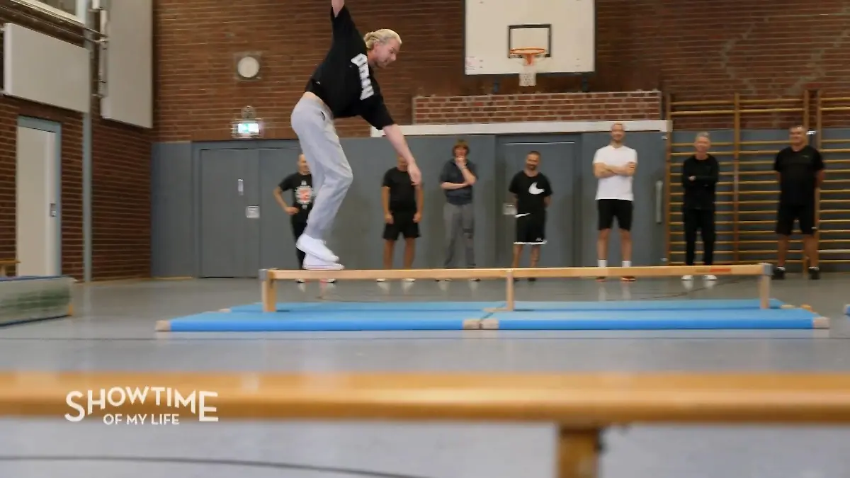Die Männer müssen zum Fitness-Test Ein Parcours wartet