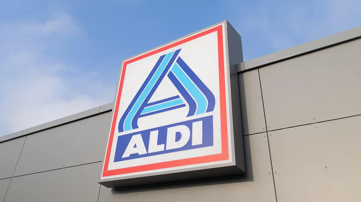 ARCHIV - 09.12.2020, Nordrhein-Westfalen, Essen: Blick auf ein Firmen-Logo am «neuen ältesten Aldi Markt». (zu dpa «Kein Weihnachtsgeschenk für Aldi, Lidl und Co.») Foto: Rolf Vennenbernd/dpa +++ dpa-Bildfunk +++