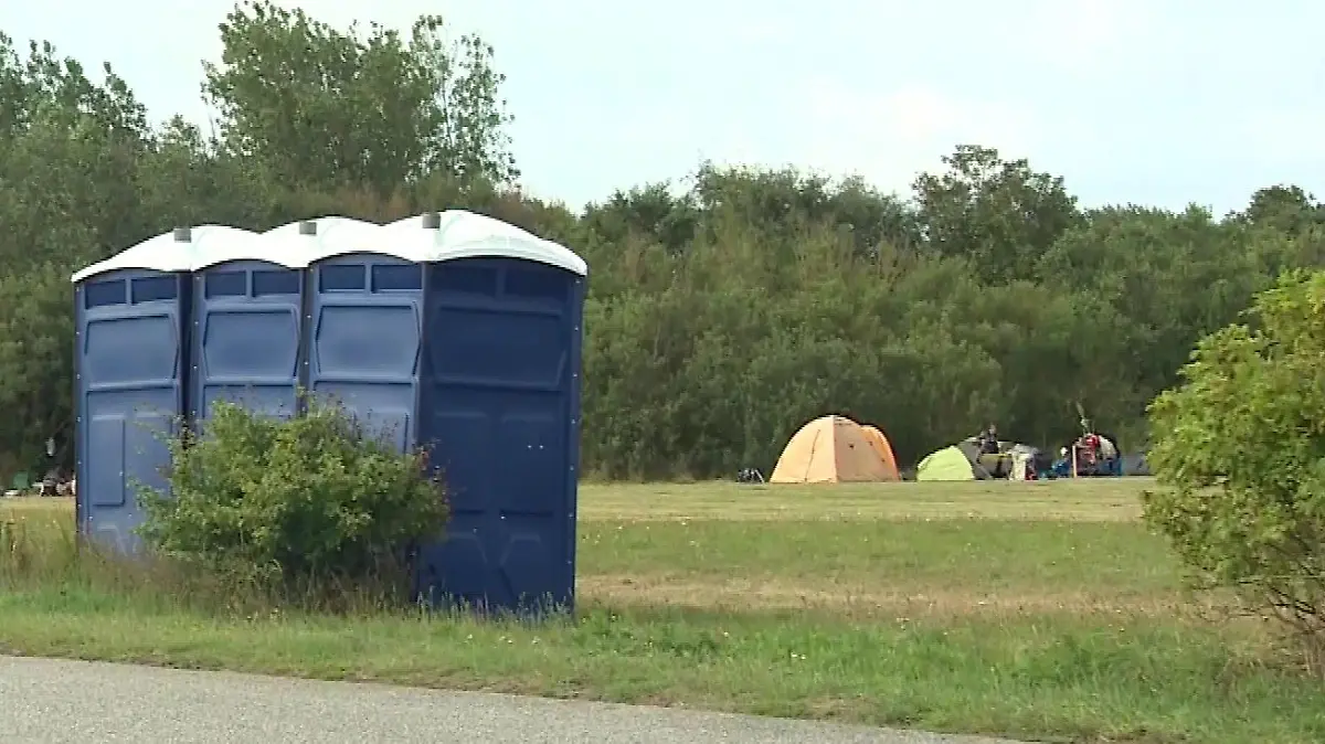 Punks auf Sylt. Seit Montag (24. Juli 2023) protestieren sie in Tinnum auf einer Wiese.