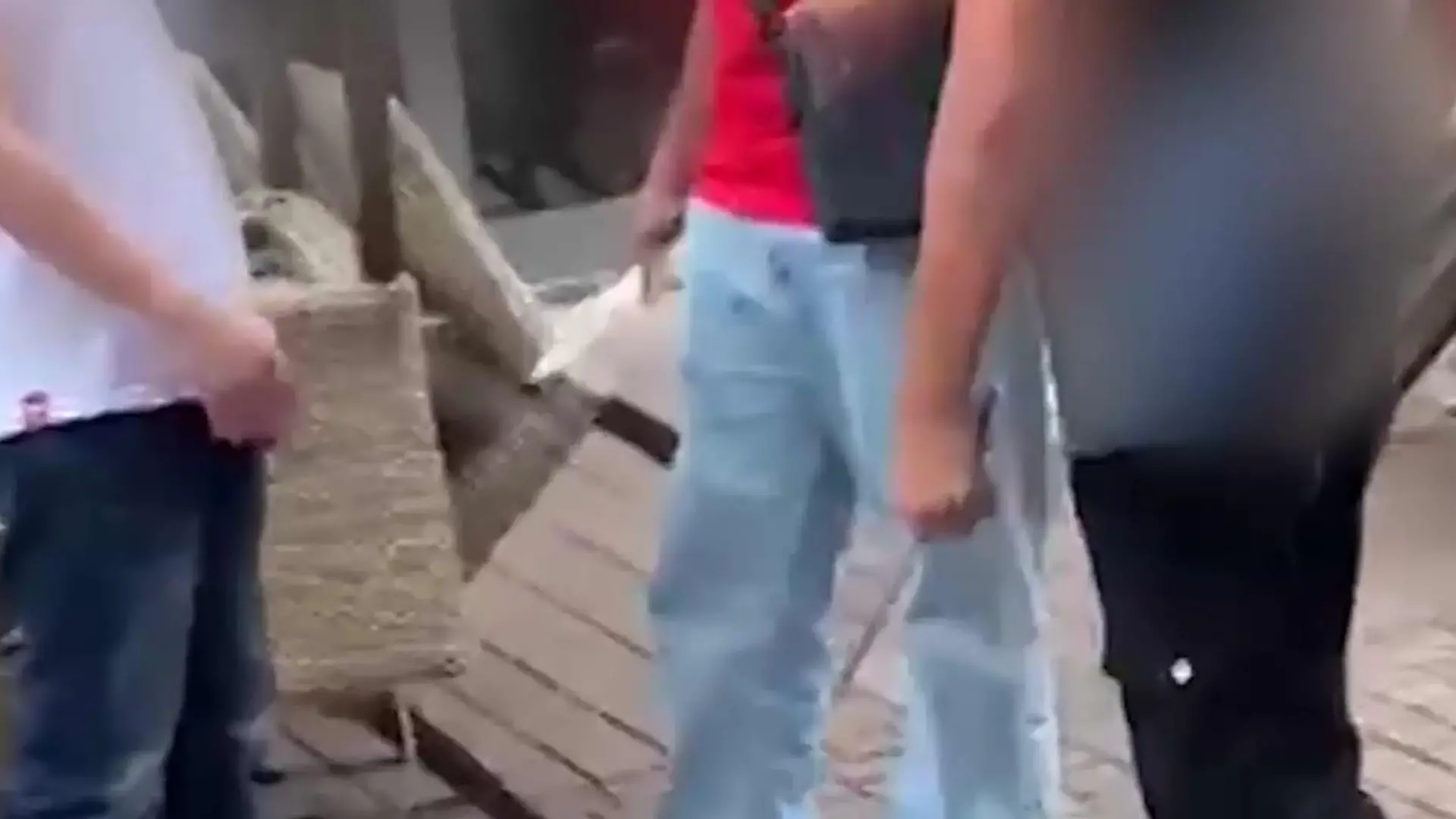 Die angreifenden Kinder hatten einen Schlagstock und ein Messer mit.