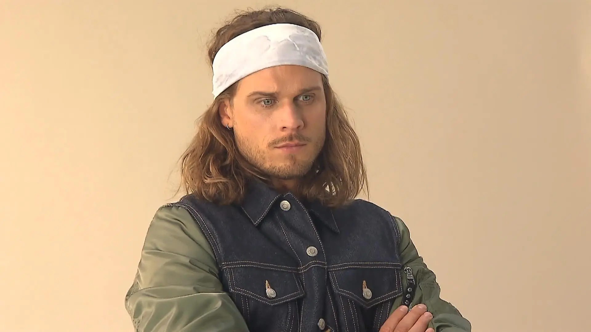 Rúrik Gíslason setzt ein Statement Im Rock beim Shooting