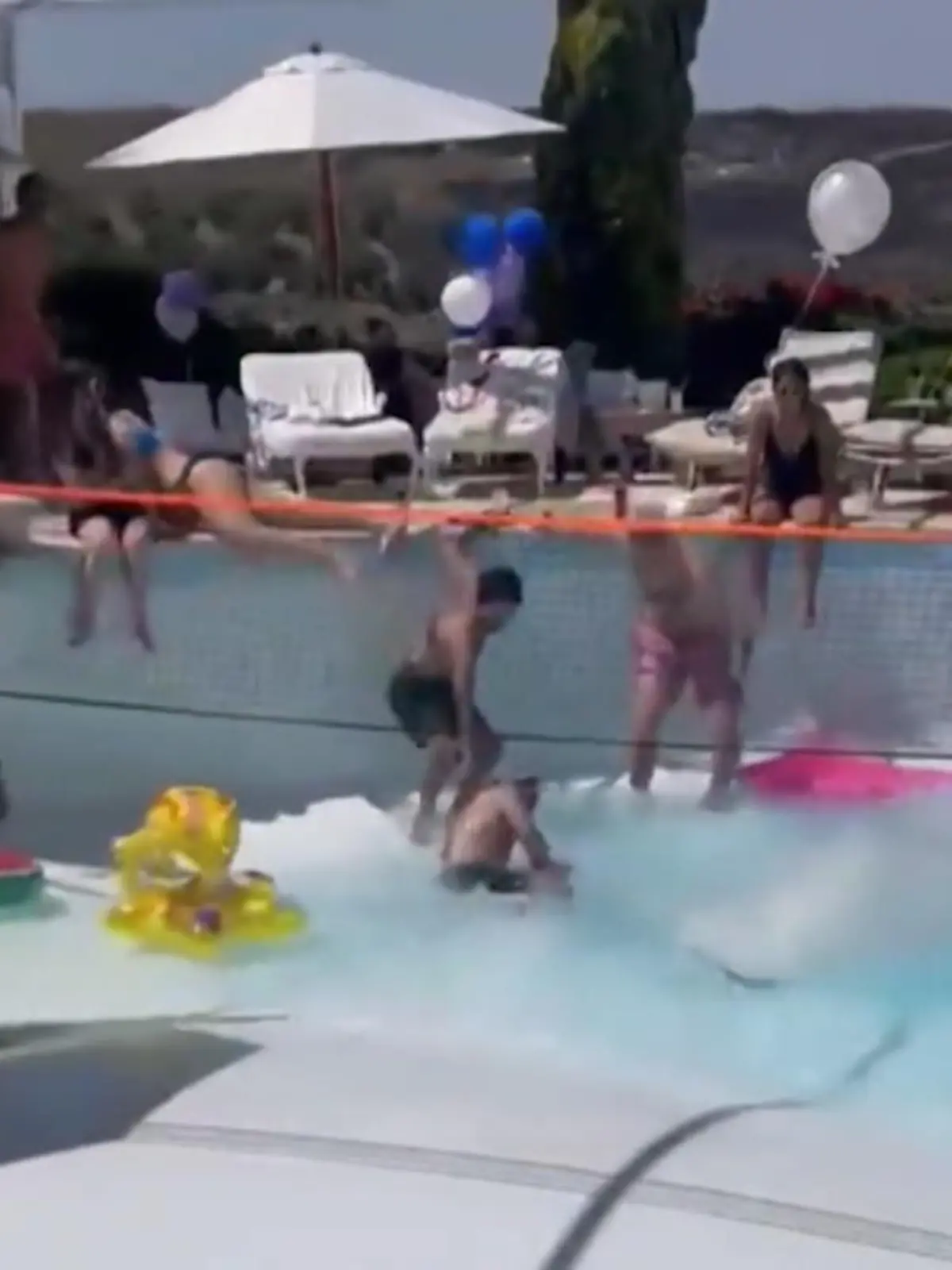 Als hätte man den Stöpsel gezogen – Während ein Marketingunternehmen gerade eine Party feiert klafft im Pool plötzlich ein riesiges Loch auf. Zwei Personen werden reingeschwemmt. Ein 34-Jähriger kann sich selbst noch retten – während die Leiche des anderen erst nach stundenlanger Suche gefunden wird.