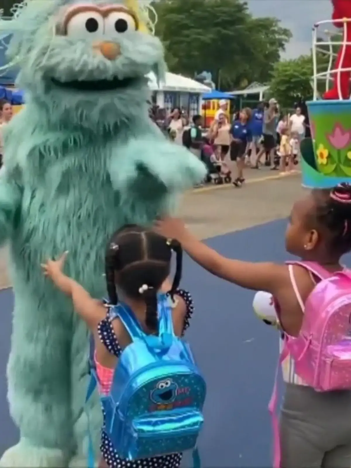 Im „Sesame Place“-Park in Bucks County, Pennsylvania (USA) ist es zu einem echten Rassismus-Eklat gekommen: Rosita, eine der kostümierten Figuren aus der Sesamstraße, hat zwei sechsjährige, dunkelhäutige Mädchen bewusst nicht abgeklatscht, zwei weiße Besucher der Parade zuvor aber schon.