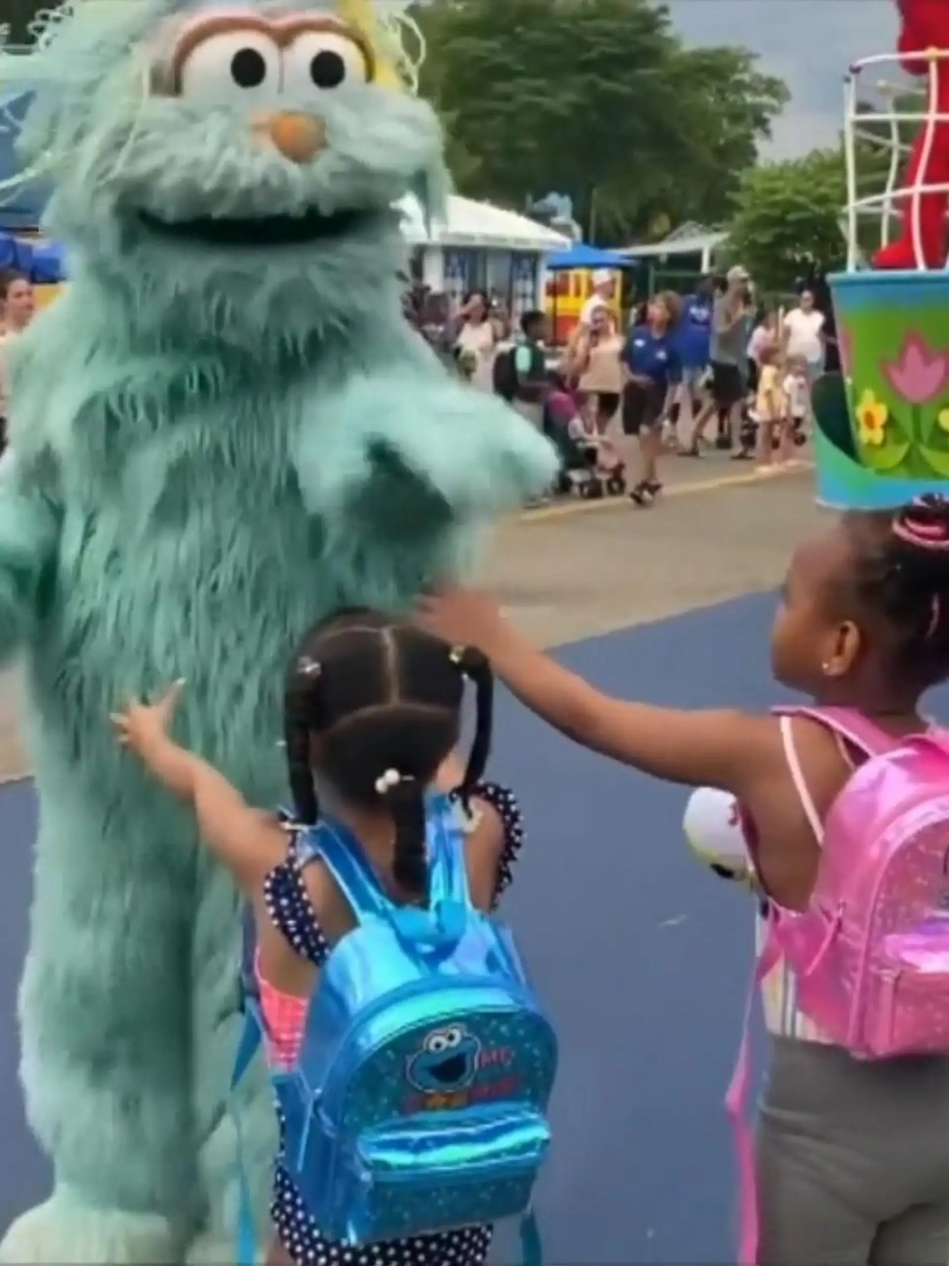 Im „Sesame Place“-Park in Bucks County, Pennsylvania (USA) ist es zu einem echten Rassismus-Eklat gekommen: Rosita, eine der kostümierten Figuren aus der Sesamstraße, hat zwei sechsjährige, dunkelhäutige Mädchen bewusst nicht abgeklatscht, zwei weiße Besucher der Parade zuvor aber schon.
