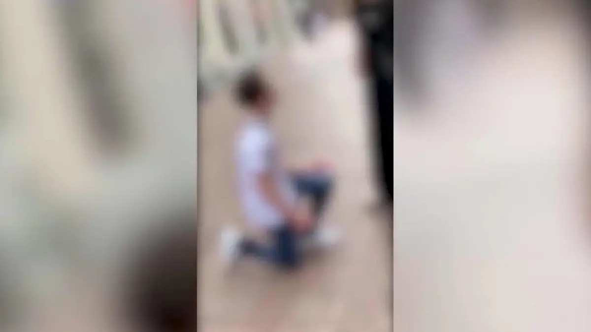 Die Kinder wurden gezwungen, auf die Knie zu gehen.