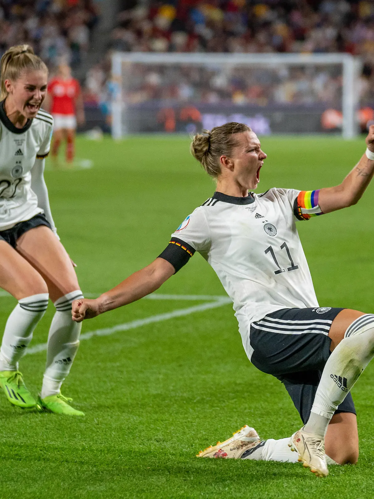 Alexandra Popp 11 Deutschland jubelt über das Tor zum 2-0 beim Viertelfinalspiel Deutschland - Österreich bei der Frauen-EM am 21.07.2022. Brentford Brentford Community Stadium London England *** Alexandra Popp 11 Germany cheers for the goal to make it 2 0 during the quarter final match Germany Austria at the Womens European Championship on 21 07 2022 Brentford Brentford Community Stadium London England 